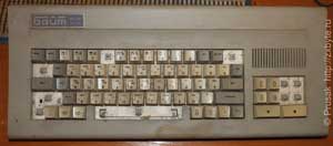 Поциент до лечения. На плате компьютера виден белый провод доработки для подключения TR-DOS. В левой части платы проводом МГТФ сделана инверсия синхросигнала для нормального подключения к телевизорам