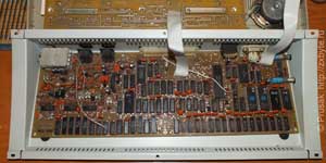 Поциент до лечения. На плате компьютера виден белый провод доработки для подключения TR-DOS. В левой части платы проводом МГТФ сделана инверсия синхросигнала для нормального подключения к телевизорам