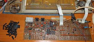 Поциент в процессе реанимационных действий. Все паленые микросхемы выкушены. Микросхемы, уже стоящие на плате - это новые впаянные микросхемы. Плата очень похожа на конструктор ″собери компьютер Байт сам″