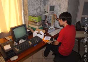 Тем временем на дискеты лихорадочно записываются демки для Спектрума