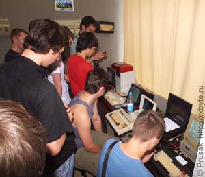 Диковинный процесс загрузки игры с ленты привлекает внимание множества посетителей