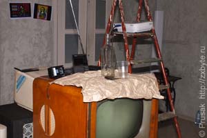 Бутылка и вобла намекают, что с уходом посетителей выставка может иметь интересное продолжение ;)