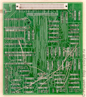 Подробное фото рабочей платы контроллера. Тут же можно посмотреть какие перемычки нужно паять для нормальной работы платы. Диод тоже нужно паять. Подойдёт любой Д9, Д311, КД521,522, 1N4148 и т.п. Конденсатор C12 можно не устанавливать вообще.