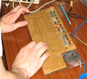 «Байтовская»″ клавиатура, используемая совместно с компьютером «Pentagon-1024» на Hacker′s Top 2009 (необходимость в клавиатуре возникла в самый последний момент, пришлось импровизировать, поэтому клавиатура без клавиш, названия клавиш подписаны на плёнке маркером)