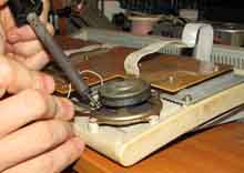 Отпаиваем провода от динамика