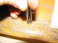 Три винта, которые утоплены внутрь клавиатуры, откручиваем и аккуратно вынимаем пинцетом. Стараемся не растерять шайбы