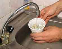 Засыпаем емкость с клавишами чистящим средством