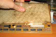 Достаём гибкую плату клавиатуры