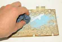 Аккуратно протираем контактные площадки на гибкой плате тряпкой