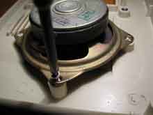 Прикручиваем динамик на четыре самореза