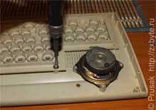 Откручиваем винты и снимаем рамку