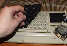 Снимаем демпфер и вытряхиваем куда-нибудь толкатели