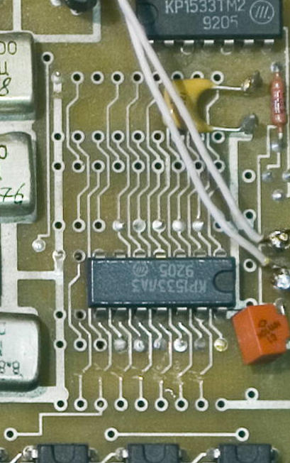 Та самая доработка на КР1533ЛА3. Видны перерезанные дорожки.