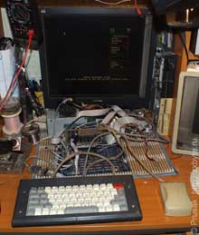 Убер-девайс на фоне KAY-1024. Для наглядности не помешало бы загрузить Art Studio и нарисовать в нём годную картинку, но я не извращенец рисовать этой шайтан-коробкой, поэтому с вас хватит Quick Commander с одиноким мышиным курсором