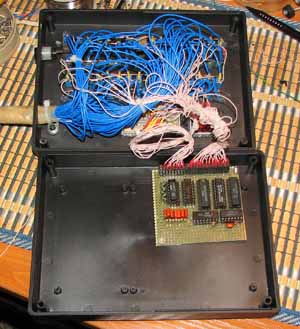 Пульт отладочного модуля. От описанного в журнале ″Радио″ отладочного модуля отличается наличием 16-ричной индикации шины адреса и данных