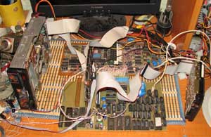 Компьютер Pentagon с периферийной платой (в разложенном виде)