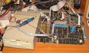 Компьютер Pentagon с периферийной платой (в разложенном виде)